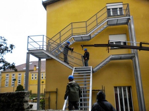 Escadas de emergência em ferro.