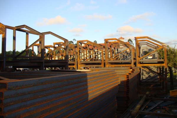 Estrutura metalica para estantes industriais